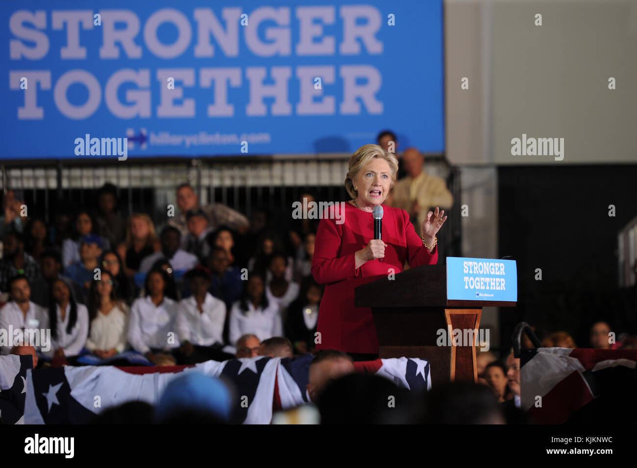 COCONUT CREEK, FL - OCTOBRE 25 : la candidate démocrate à la présidence Hillary Clinton fait campagne lors du vote précoce au Broward Collage North Campus Omni Auditorium le 25 octobre 2016 à Coconut Creek, Floride. Personnes : Hillary Clinton Banque D'Images