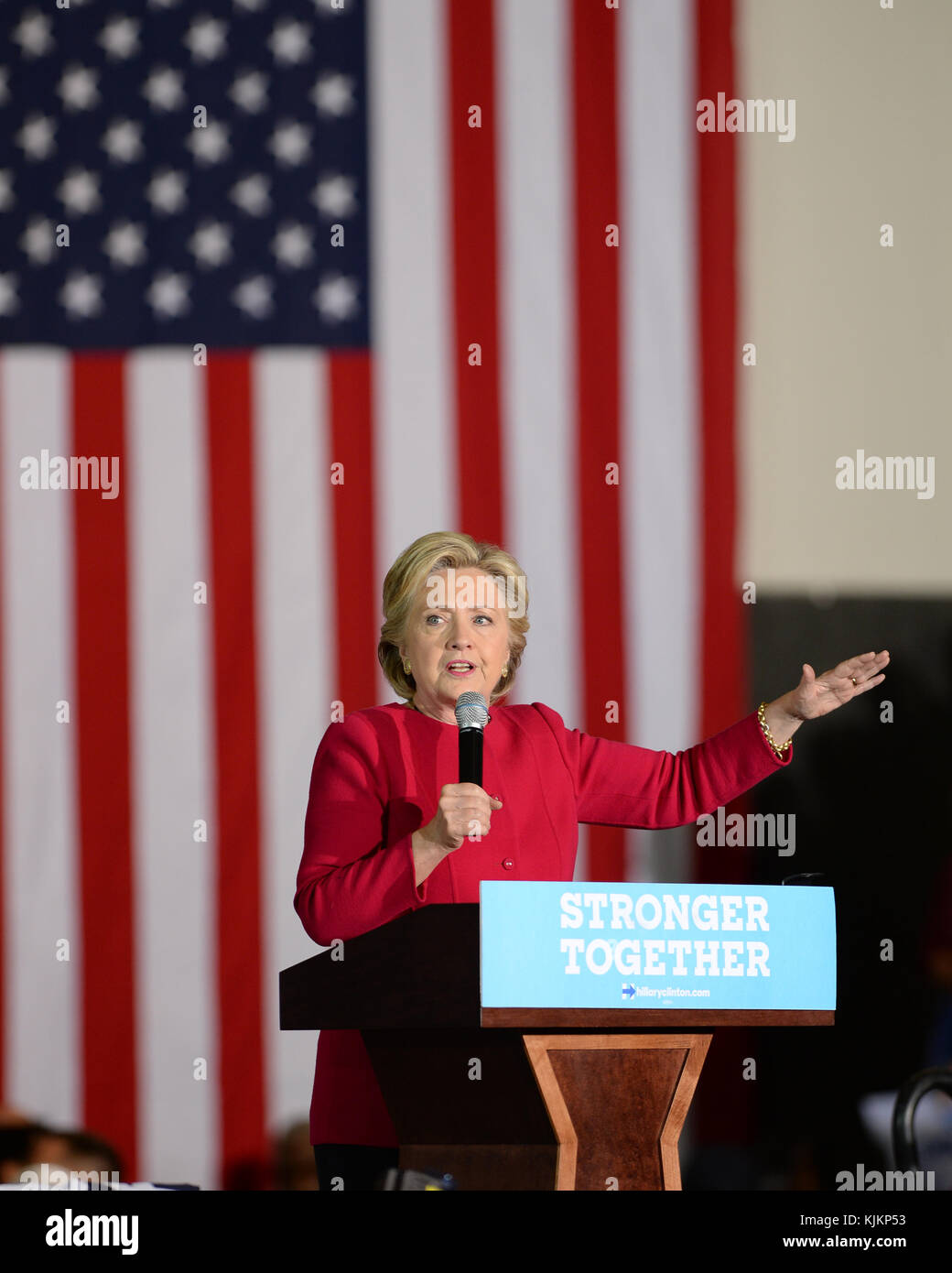 COCONUT CREEK, EN FLORIDE - 25 OCTOBRE : candidat présidentiel démocratique ancien secrétaire d'Etat américaine Hillary Clinton parle à un scrutin anticipé en rallye avec Coconut Creek le 25 octobre 2016 à Coconut Creek, en Floride. Avec deux semaines d'aller jusqu'au jour de l'élection, Hillary Clinton a fait campagne en Floride Personnes : Hillary Clinton Banque D'Images