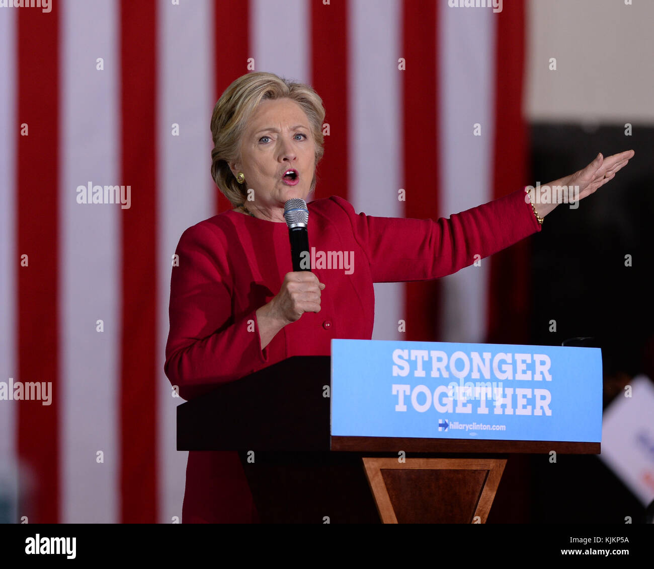 COCONUT CREEK, EN FLORIDE - 25 OCTOBRE : candidat présidentiel démocratique ancien secrétaire d'Etat américaine Hillary Clinton parle à un scrutin anticipé en rallye avec Coconut Creek le 25 octobre 2016 à Coconut Creek, en Floride. Avec deux semaines d'aller jusqu'au jour de l'élection, Hillary Clinton a fait campagne en Floride Personnes : Hillary Clinton Banque D'Images