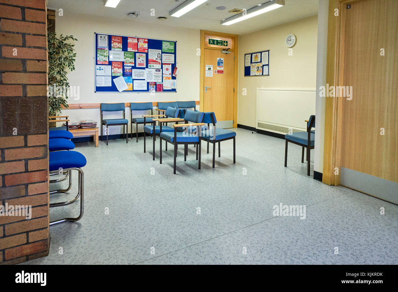 Les médecins en salle d'attente avec des chaises et d'avis Banque D'Images