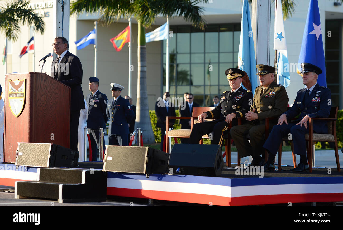 MIAMI, FL - NOVEMBRE 19 : sec de la Défense Leon Panetta, général Martin E. Dempsey Président, chefs d'état-major interarmées, général Douglas M. Fraser USAF et commandant entrant, général John F. Kelly USMC, assistent à la cérémonie de passation de commandement au Commandement Sud des États-Unis le 19 novembre 2012 à Homestead, en Floride. Personnes : Leon Panetta, Martin E. Dempsey, Douglas M. Fraser, John F. Kelly Banque D'Images