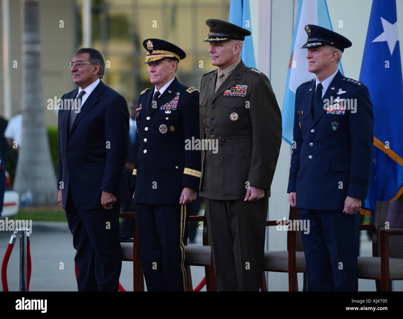 MIAMI, FL - NOVEMBRE 19: Sec of Defense Leon Panetta, général Martin E. Dempsey Président, chefs d'état-major interarmées, commandant entrant le général John F. Kelly USMC le général Douglas M. Fraser USAF assiste à la cérémonie de passation de commandement au Commandement Sud des États-Unis le 19 novembre 2012 à Homestead, en Floride. Personnes : Leon Panetta, Martin E. Dempsey, John F. Kelly, Douglas M. Fraser Banque D'Images