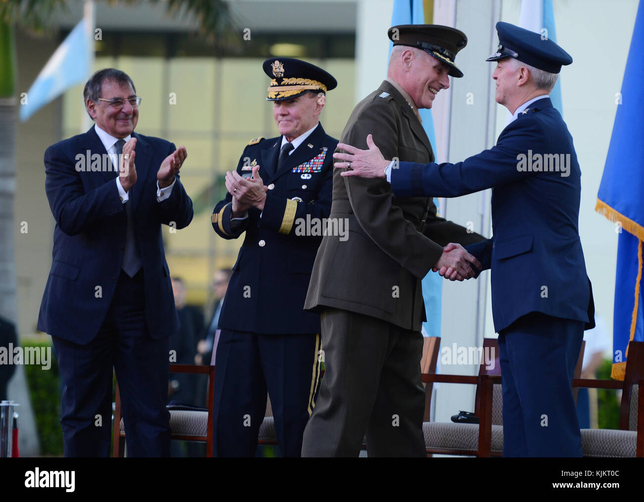 MIAMI, FL - NOVEMBRE 19: Sec of Defense Leon Panetta, général Martin E. Dempsey Président, chefs d'état-major interarmées, commandant entrant le général John F. Kelly USMC le général Douglas M. Fraser USAF assiste à la cérémonie de passation de commandement au Commandement Sud des États-Unis le 19 novembre 2012 à Homestead, en Floride. Personnes : Leon Panetta, Martin E. Dempsey, John F. Kelly, Douglas M. Fraser Banque D'Images