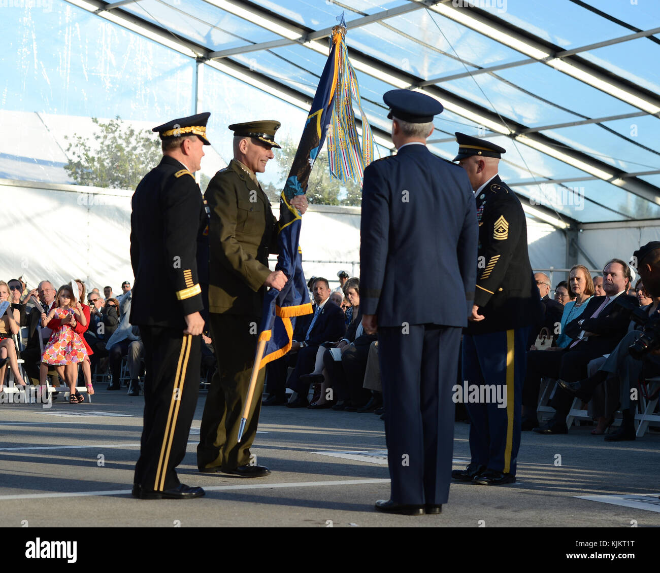 MIAMI, FL - NOVEMBRE 19 : le général Martin E. Dempsey, président, chefs d'état-major interarmées, le général Douglas M. Fraser USAF et la camarade entrant, le général John F. Kelly USMC, exécutent la cérémonie de changement de commandement à US Southern Cammand le 19 novembre 2012 à Homestead, en Floride. Personnes : Martin E. Dempsey, Douglas M. Fraser, John F. Kelly Banque D'Images