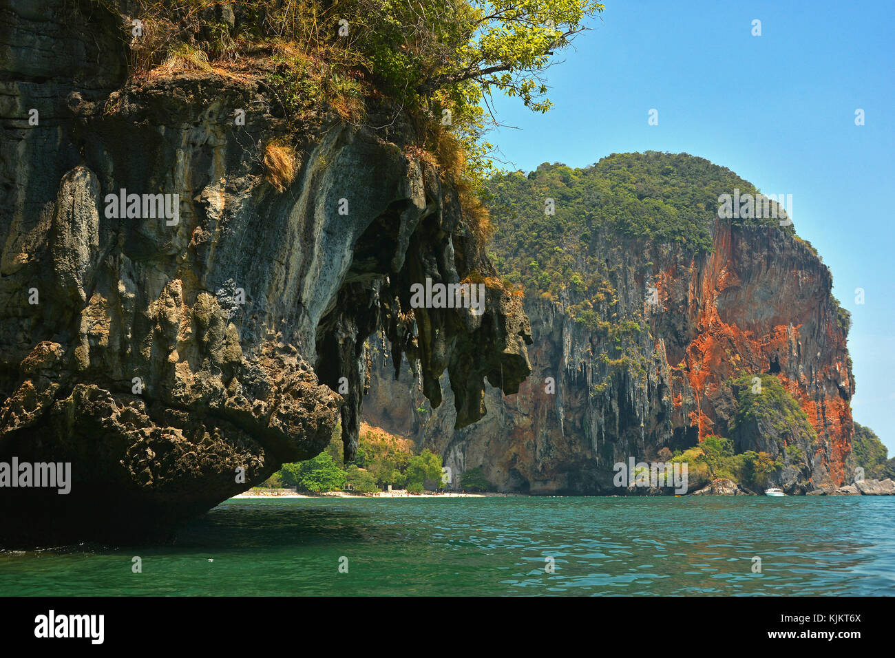 Phranang Bay falaises. La Thaïlande. Banque D'Images
