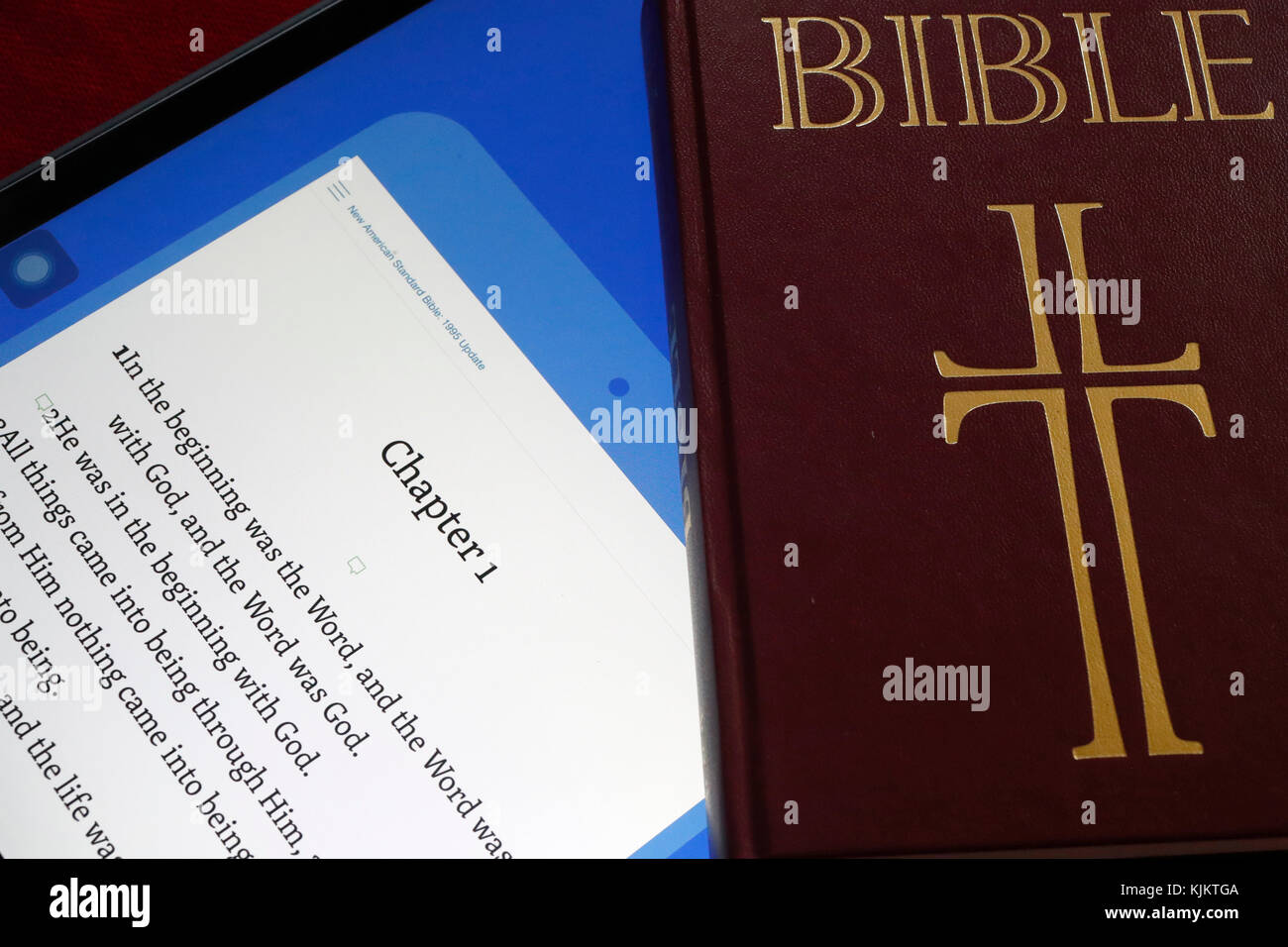 La Sainte Bible sur papier et l'Ipad. Banque D'Images