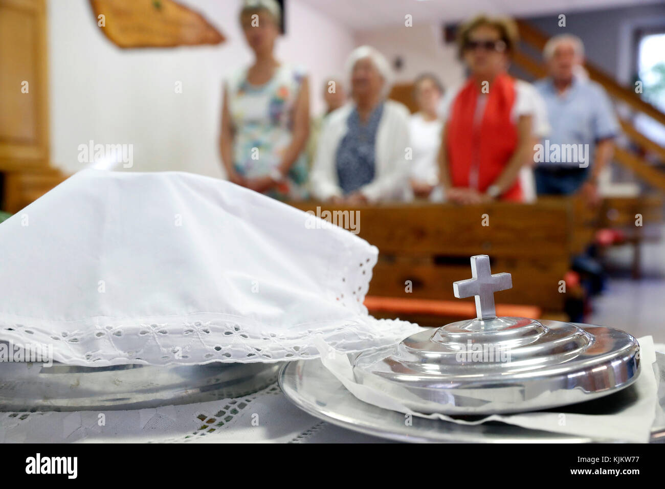 Le service du dimanche à une église protestante. La sainte communion. De Cluses. La France. Banque D'Images