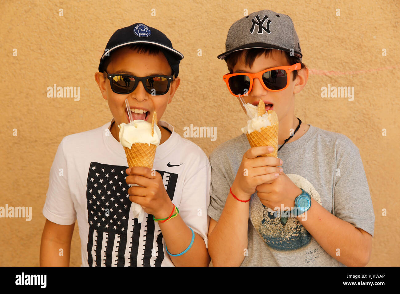 10-year-old boys de manger des glaces. Marseille. La France. Banque D'Images