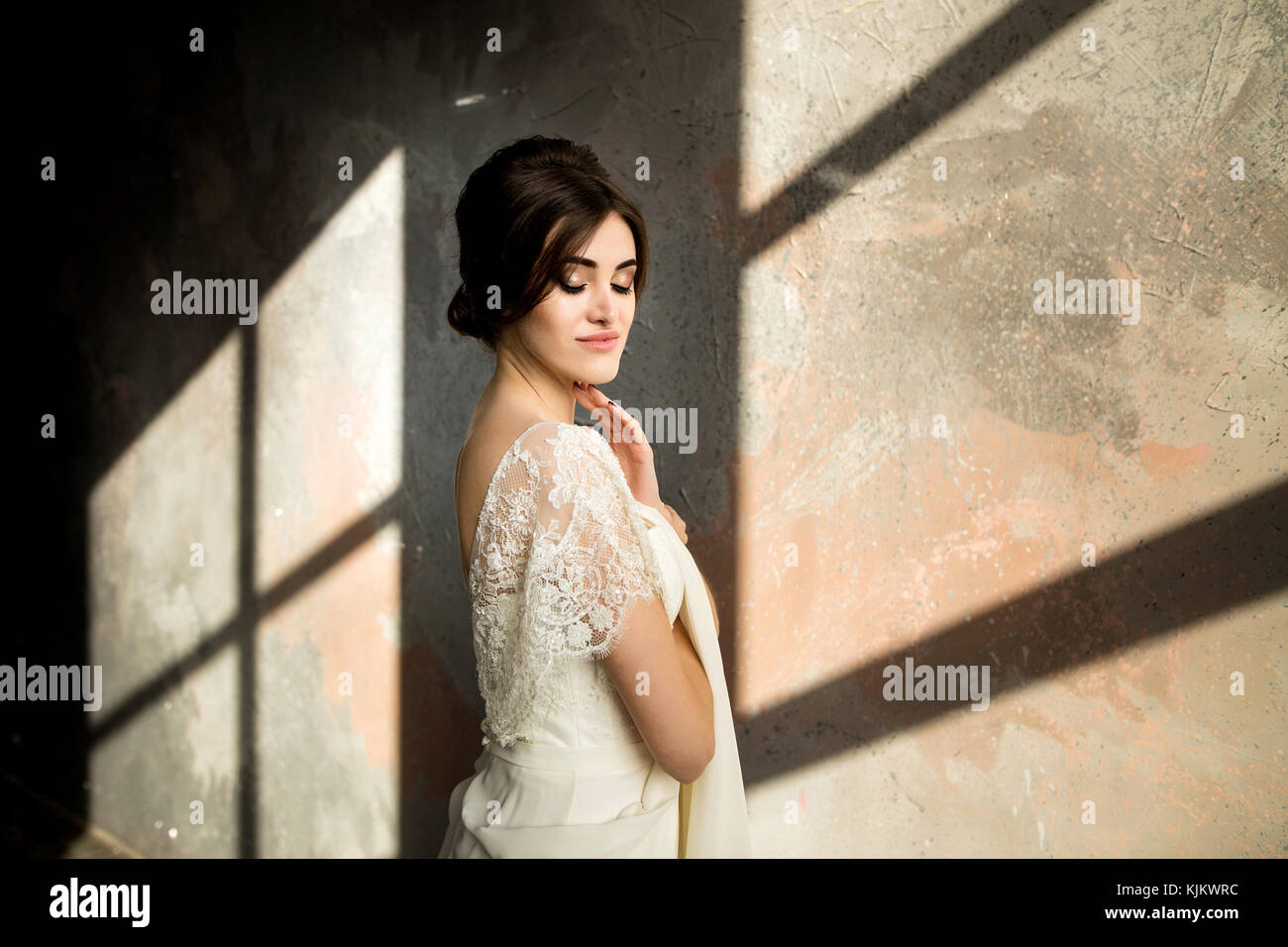 Portrait of de mariée en robe blanche. Mariée à un appartement de luxe dans une robe de mariage. Banque D'Images