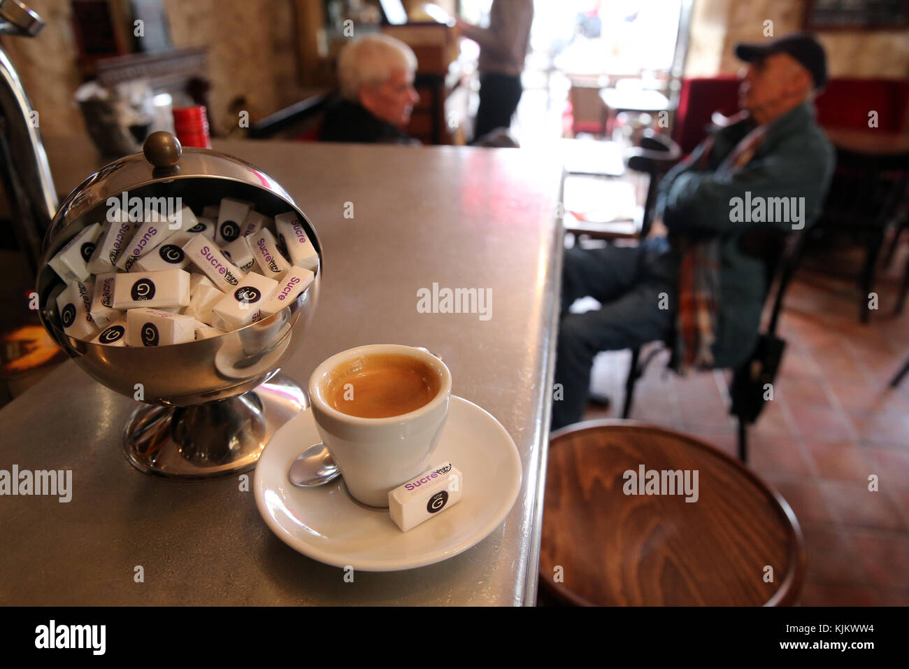 Tasse de café dans un café à Paris. La France. Banque D'Images