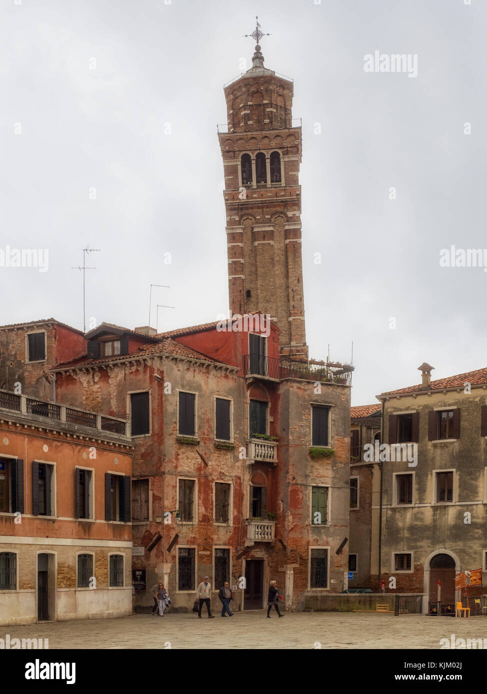 VENISE, ITALIE - 12 SEPTEMBRE 2017 : la tour de la cloche (Campanile) de Santo Stefano à Venise, une tour penchée. Banque D'Images