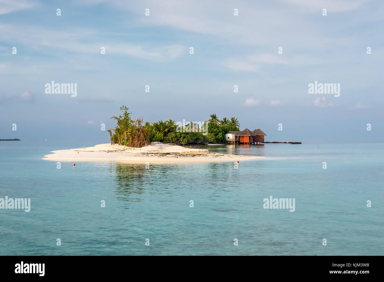 Paysage avec une petite île dans les Maldives, l'océan indien, l'Atoll de Kaafu, kuda huraa island Banque D'Images