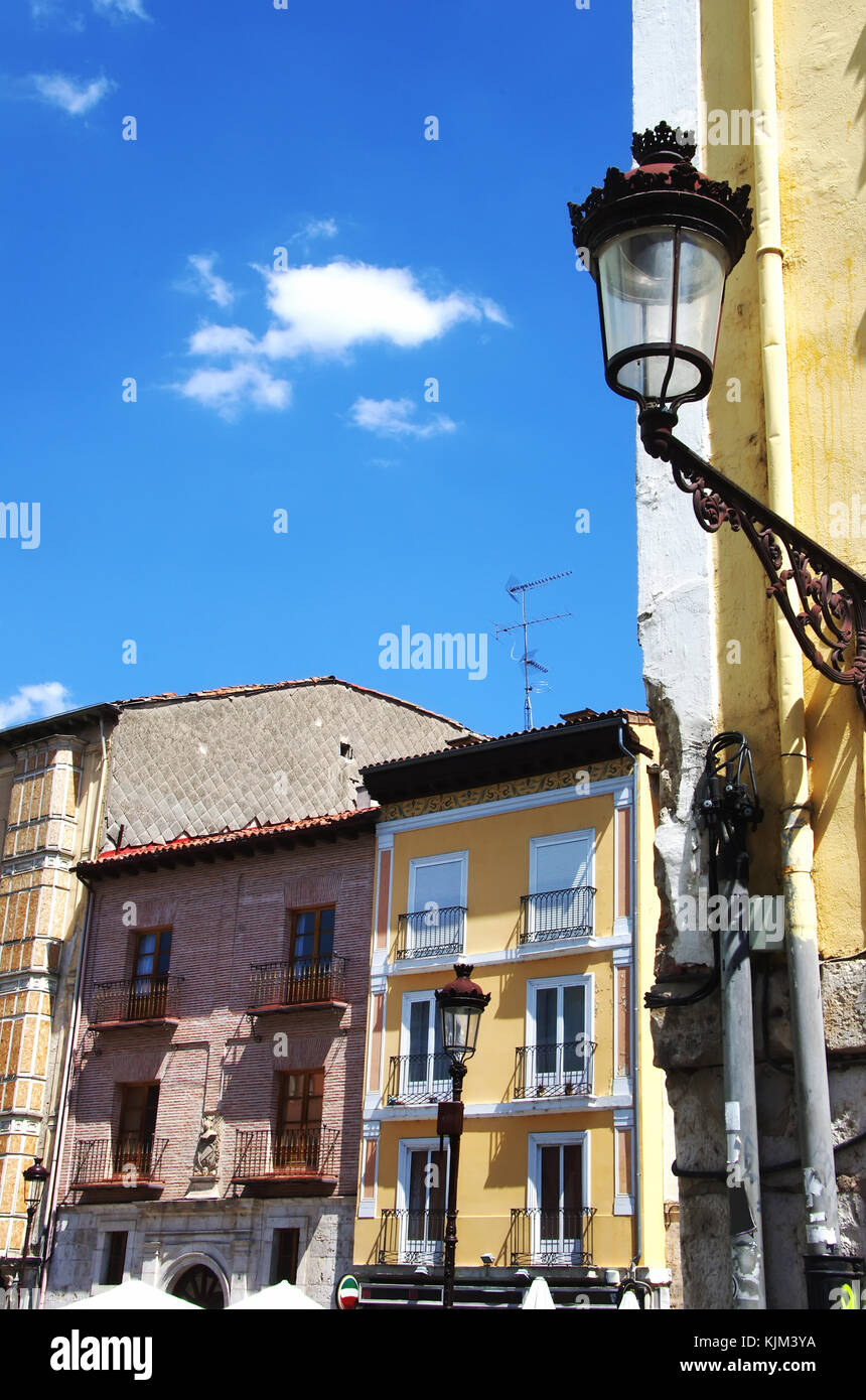 Burgos, Espagne : façade de bâtiments historiques avec balcon Banque D'Images