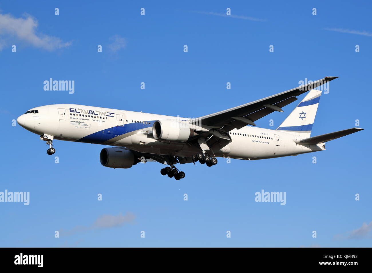 Boeing 777 d'EL AL 4X-ECC, à l'atterrissage à l'aéroport Heathrow de Londres, UK Banque D'Images
