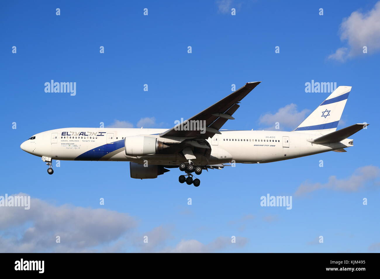 Boeing 777 d'EL AL 4X-ECC, à l'atterrissage à l'aéroport Heathrow de Londres, UK Banque D'Images