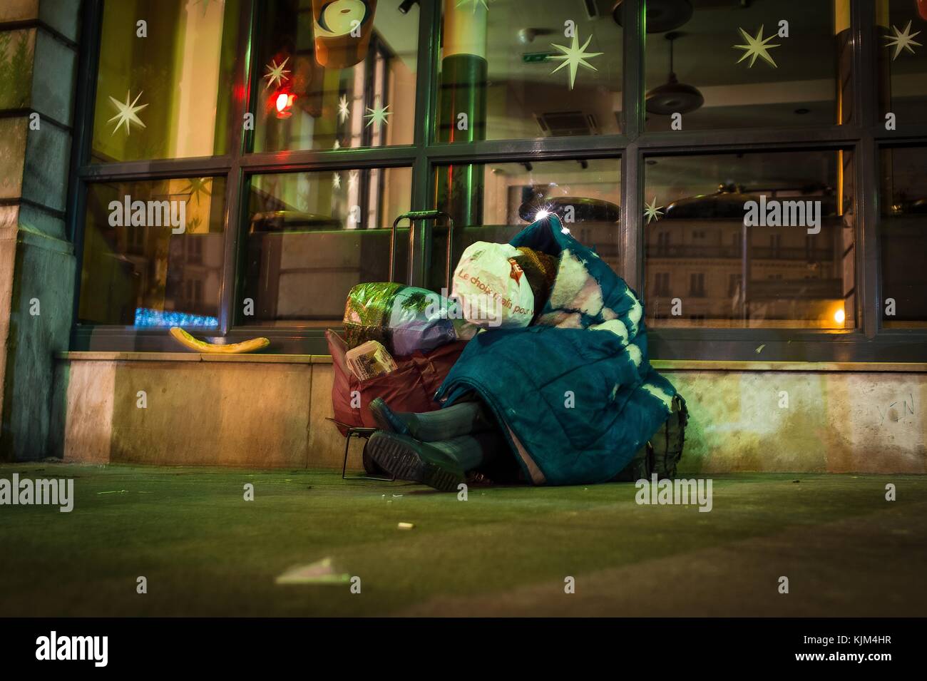 Pauvreté urbaine - 22/11/2012 - - la vieille dame. - dormir avec un sac en plastique sur sa tête. - se protéger. Gare Saint Lazare la nuit. - Sylvain Leser / le Pictorium Banque D'Images