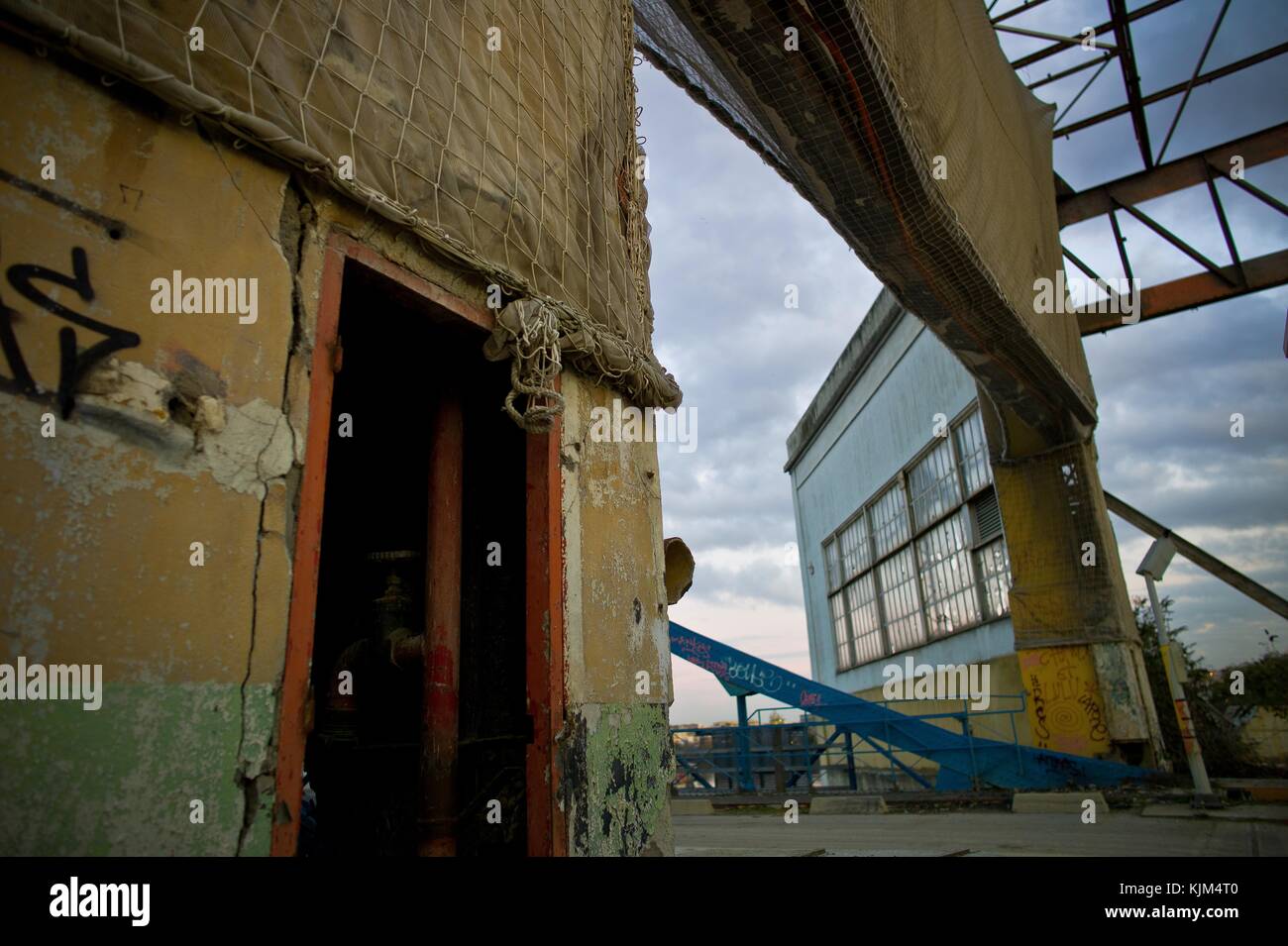 Façades et terres de l'île Seguin, rives de Seine. - 18/11/2011 - France / Ile-de-France (région) / Boulogne-Billancourt - les murs de l'île Renault de Boulogne Billancourt. - Sylvain Leser / le Pictorium Banque D'Images