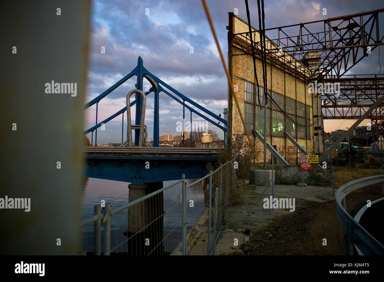 Façades et terres de l'île Seguin, rives de Seine. - 18/11/2011 - France / Ile-de-France (région) / Boulogne-Billancourt - les murs de l'île Renault de Boulogne Billancourt. - Sylvain Leser / le Pictorium Banque D'Images