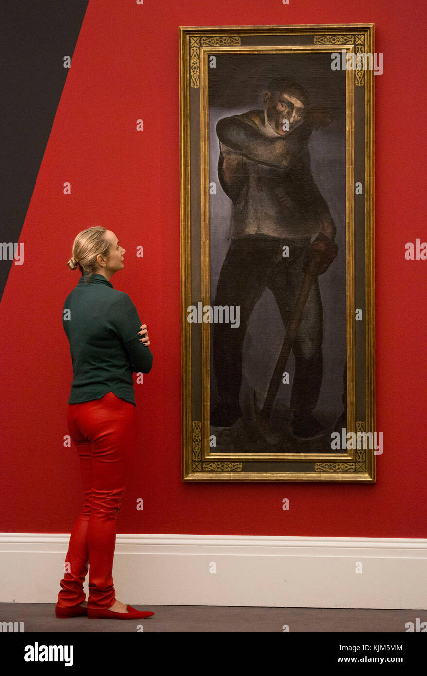 Un visiteur regarde le mineur de charbon par Alexander Deineka, 1925, (est.£3.5-4.5m) qui fait partie de Sothebys Inaugural sale of Art de l'URSS à Londres pour coïncider avec le 100e anniversaire de la Révolution russe de 1917. Banque D'Images