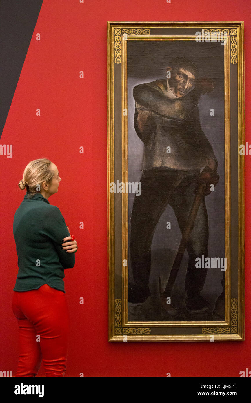 Un visiteur regarde le mineur de charbon par Alexander Deineka, 1925, (est.£3.5-4.5m) qui fait partie de Sothebys Inaugural sale of Art de l'URSS à Londres pour coïncider avec le 100e anniversaire de la Révolution russe de 1917. Banque D'Images