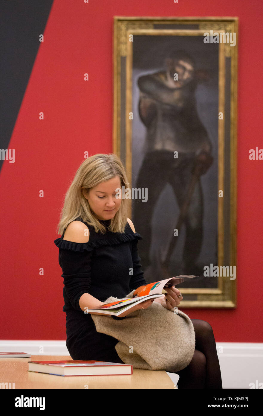 "The Coal Miner" d'Alexander Deineka (est. &Pound ; 3,5-4.5m) se dresse en arrière-plan tandis qu'un visiteur lit le catalogue de l'exposition qui fait partie de Sotheby&Otilde;s première vente d'art de l'URSS à Londres pour coïncider avec le 100ème anniversaire de la Révolution russe de 1917. Banque D'Images