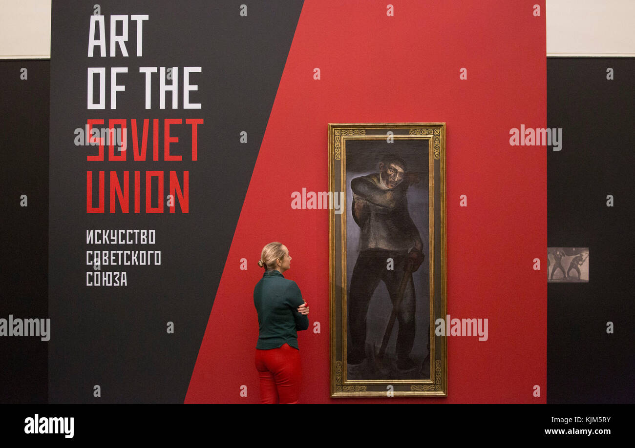 Un visiteur regarde "The Coal Miner" d'Alexander Deineka, 1925, (est. &Pound;3,5-4.5m) qui fait partie de Sotheby&Otilde;s première vente d'art de l'URSS à Londres pour coïncider avec le 100ème anniversaire de la révolution russe de 1917. Banque D'Images