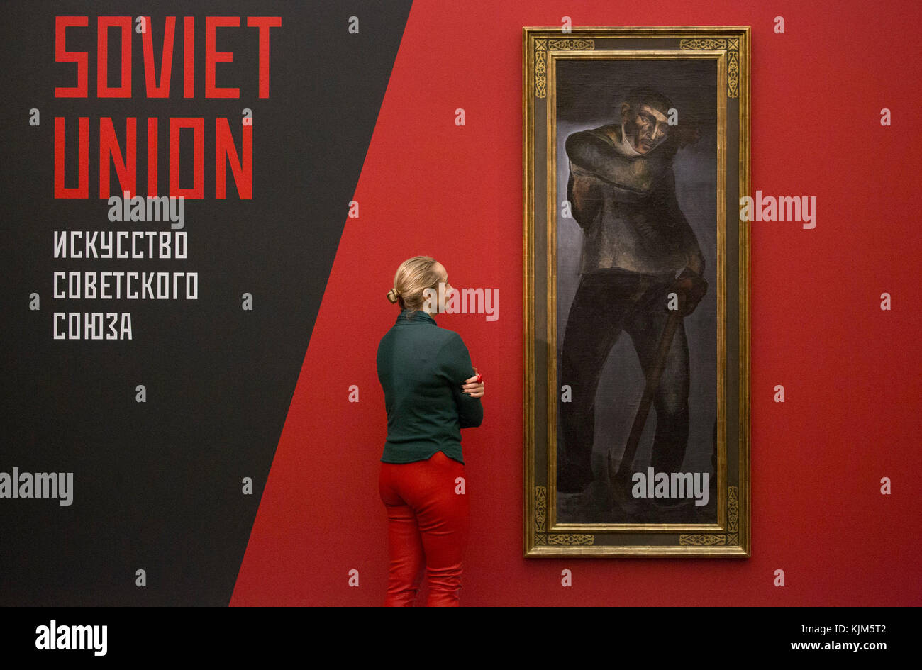 Un visiteur regarde "The Coal Miner" d'Alexander Deineka, 1925, (est. &Pound;3,5-4.5m) qui fait partie de Sotheby&Otilde;s première vente d'art de l'URSS à Londres pour coïncider avec le 100ème anniversaire de la révolution russe de 1917. Banque D'Images