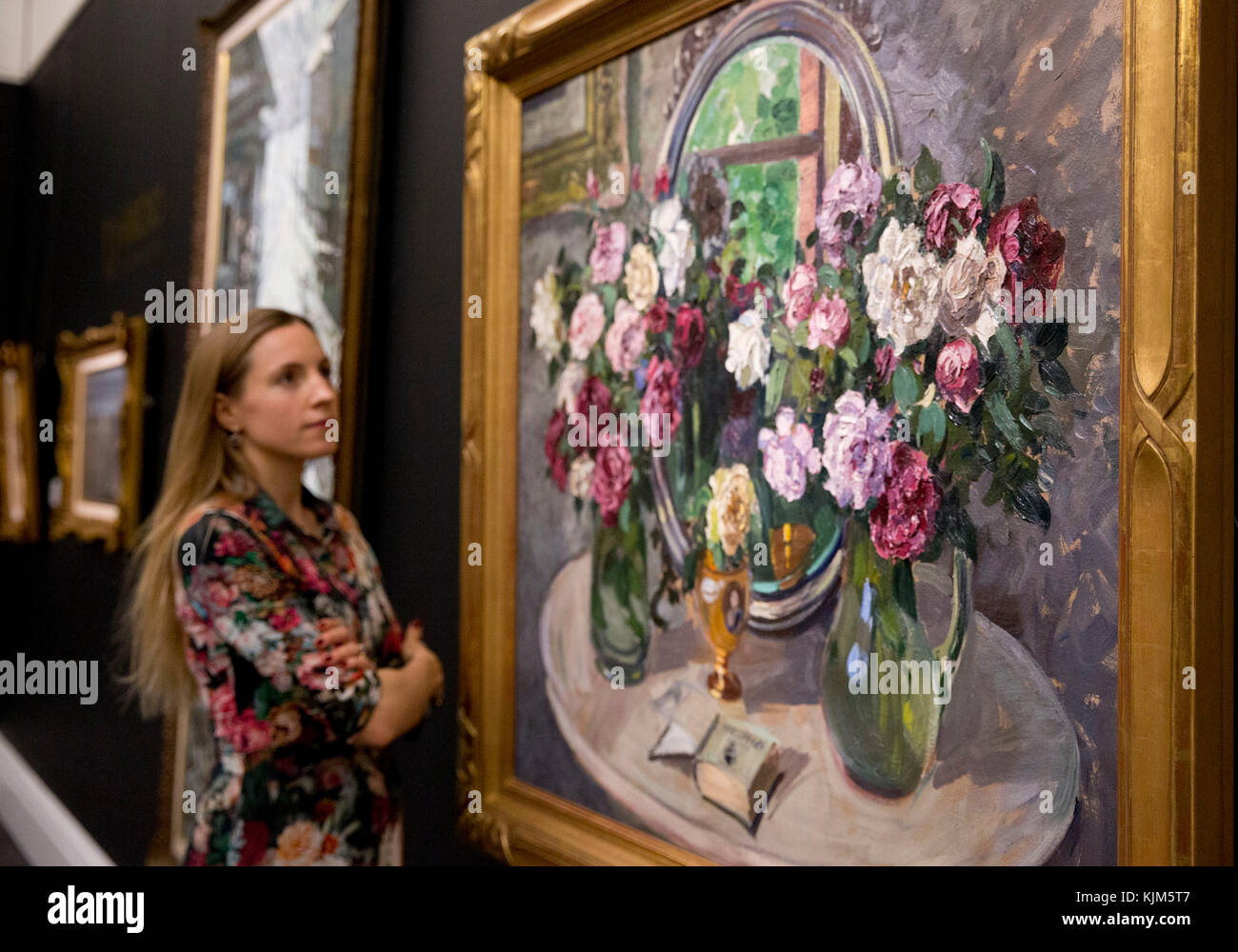 Un membre du personnel regarde 'la vie de Still avec des fleurs' par Alexander Mikhaïlovich, 1935, (est. £250,000-350,000) qui fait partie de Sotheby's Inaugural sale of Art de l'URSS à Londres pour coïncider avec le 100e anniversaire de la Révolution russe de 1917. Banque D'Images