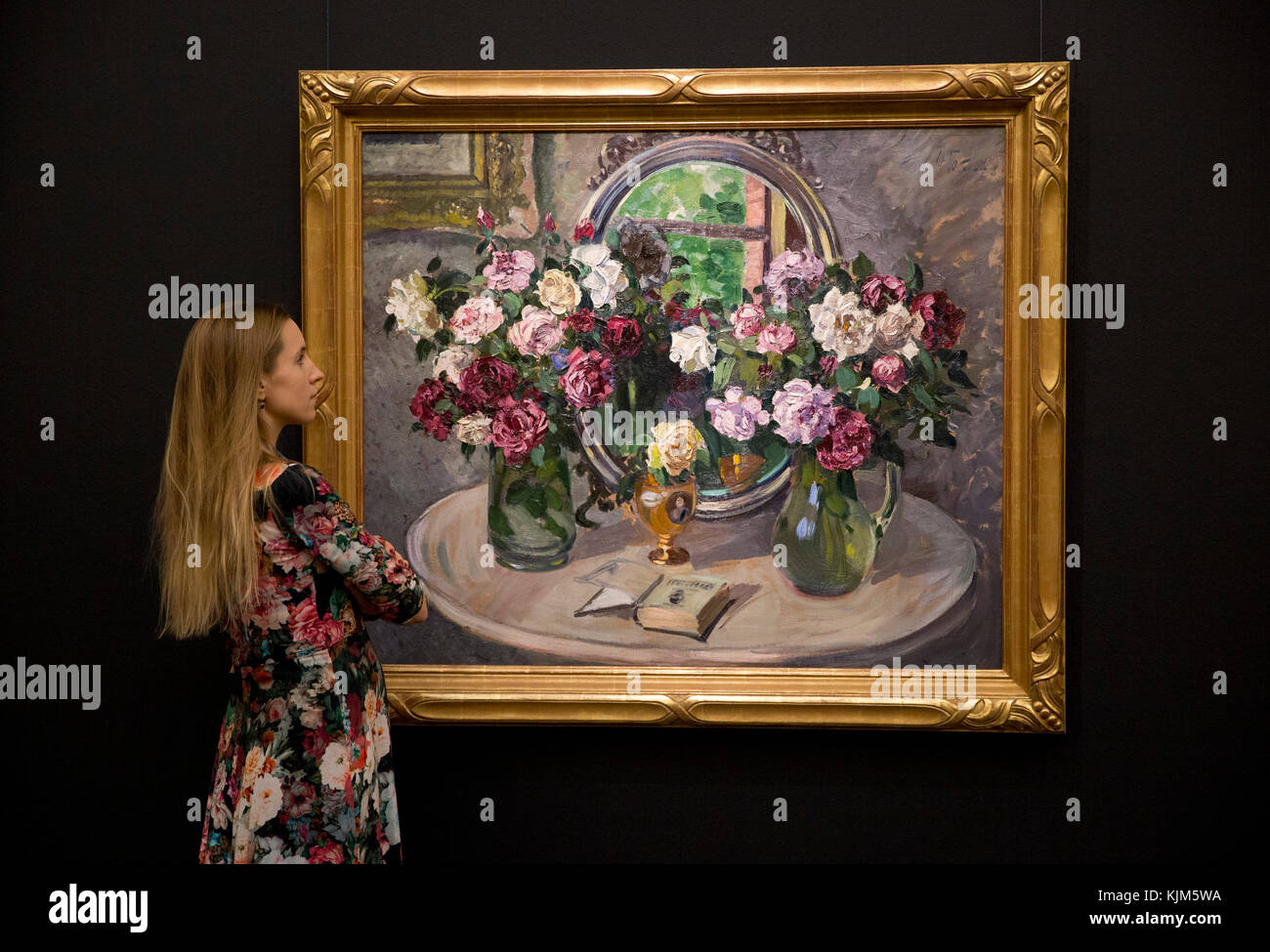 Un membre du personnel se penche sur "still life with flowers" par Alexandre mikhaïlovitch, 1935, (est. &Pound;250,000-350,000) qui fait partie de sotheby&otilde;s vente inaugurale de l'art de l'URSS à Londres pour coïncider avec le 100e anniversaire de la révolution russe de 1917. Banque D'Images