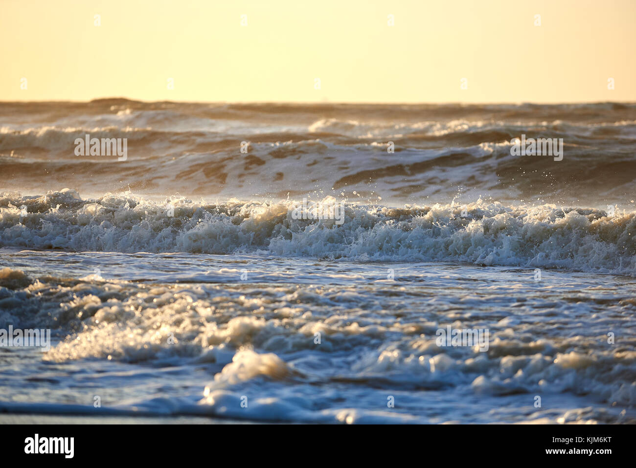 La mer sauvages avec des vagues à la côte de La Haye, Pays-Bas Banque D'Images