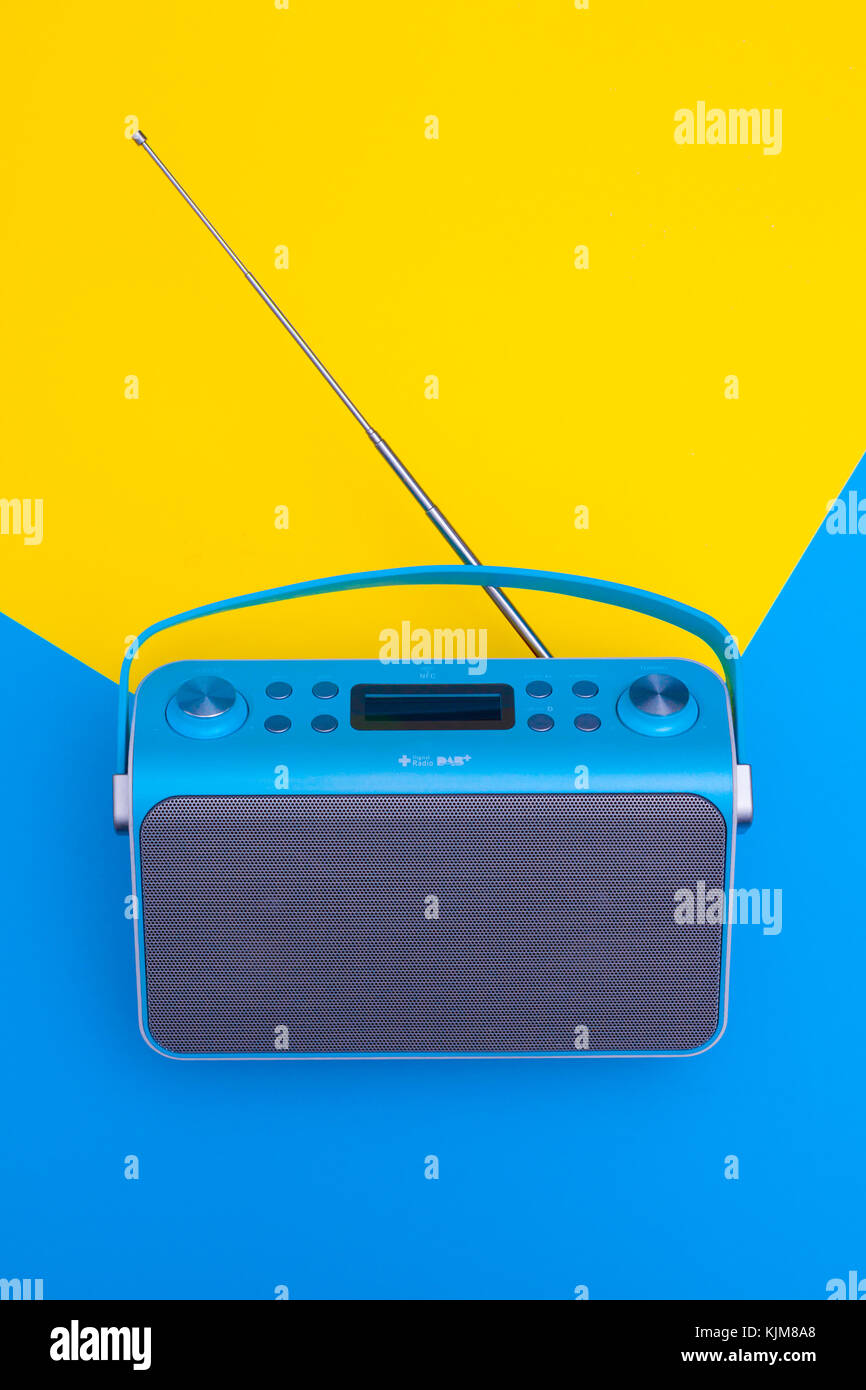 New blue digital radio DAB + sur stylisé vintage jeter sur fond jaune et  bleu. Vue de dessus Photo Stock - Alamy