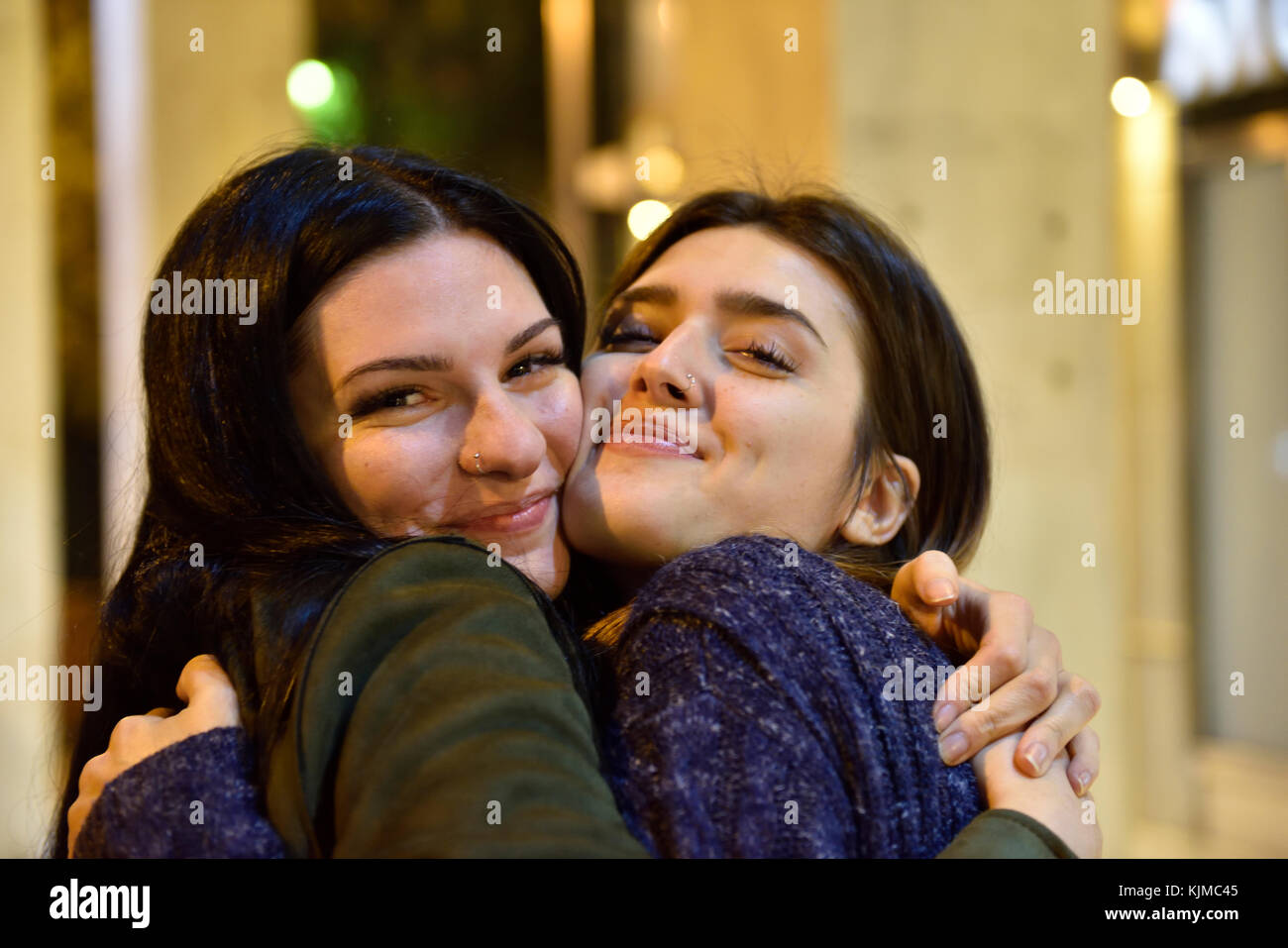 Deux femmes friends hugging sur une nuit à Athènes, Grèce Banque D'Images