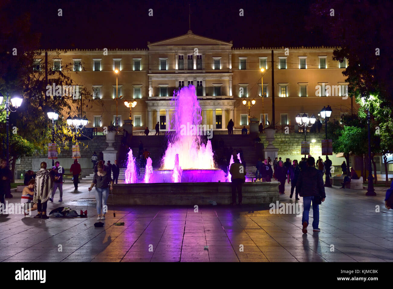 Nuit dans la place Syntagma avec bâtiment du Parlement grec en arrière-plan, Athènes, Grèce Banque D'Images