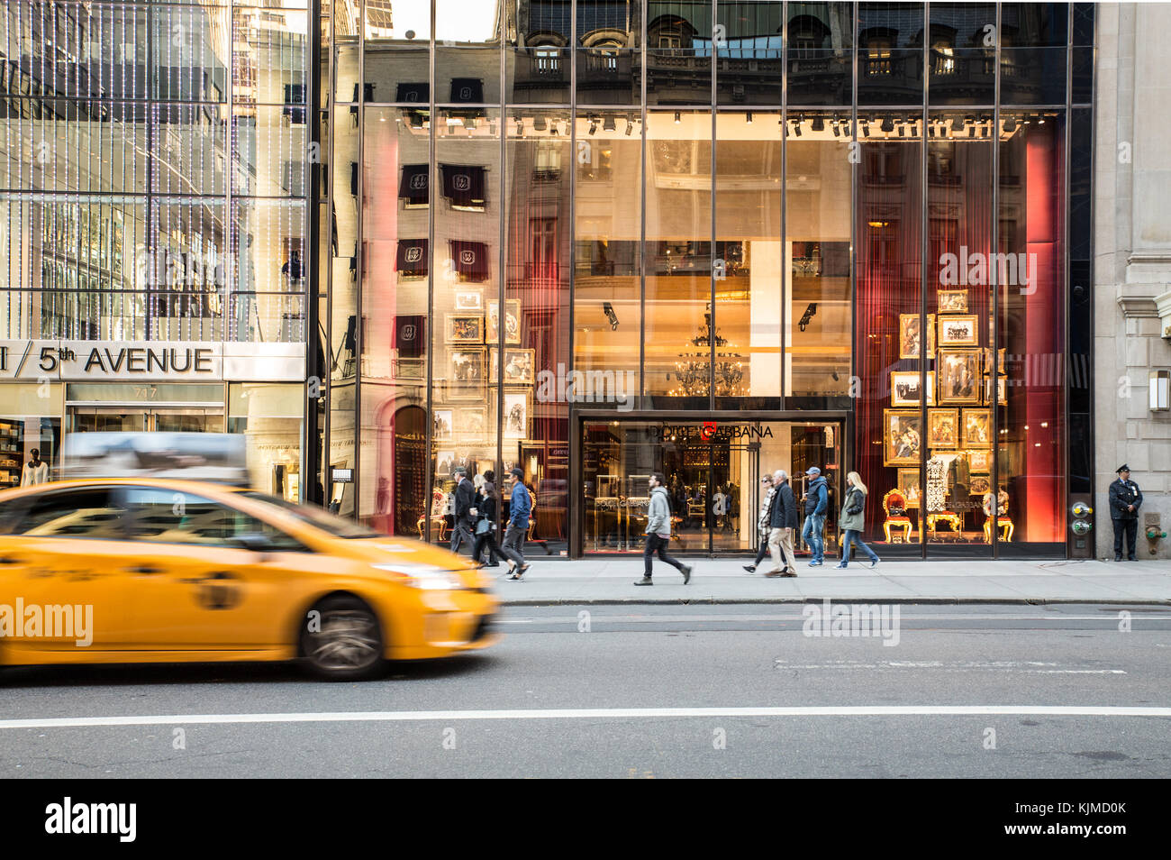 NEW YORK - 15 octobre 2015 : Manhattan vue sur la rue le long du quartier des boutiques de luxe sur la 5e Avenue, avec des voitures et des gens. Banque D'Images
