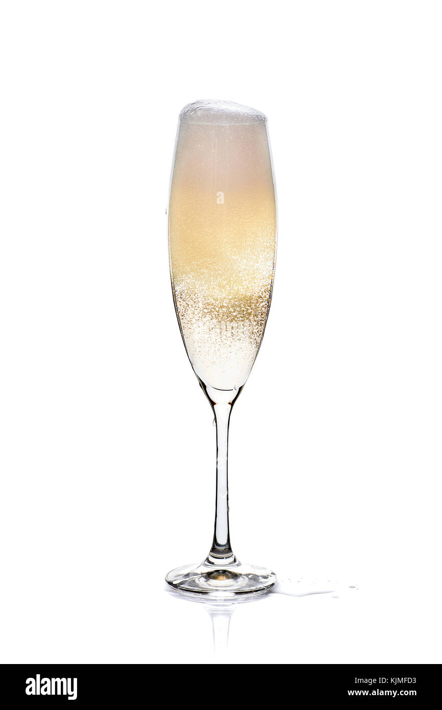 Verre de champagne avec de la mousse et des bulles on white Banque D'Images