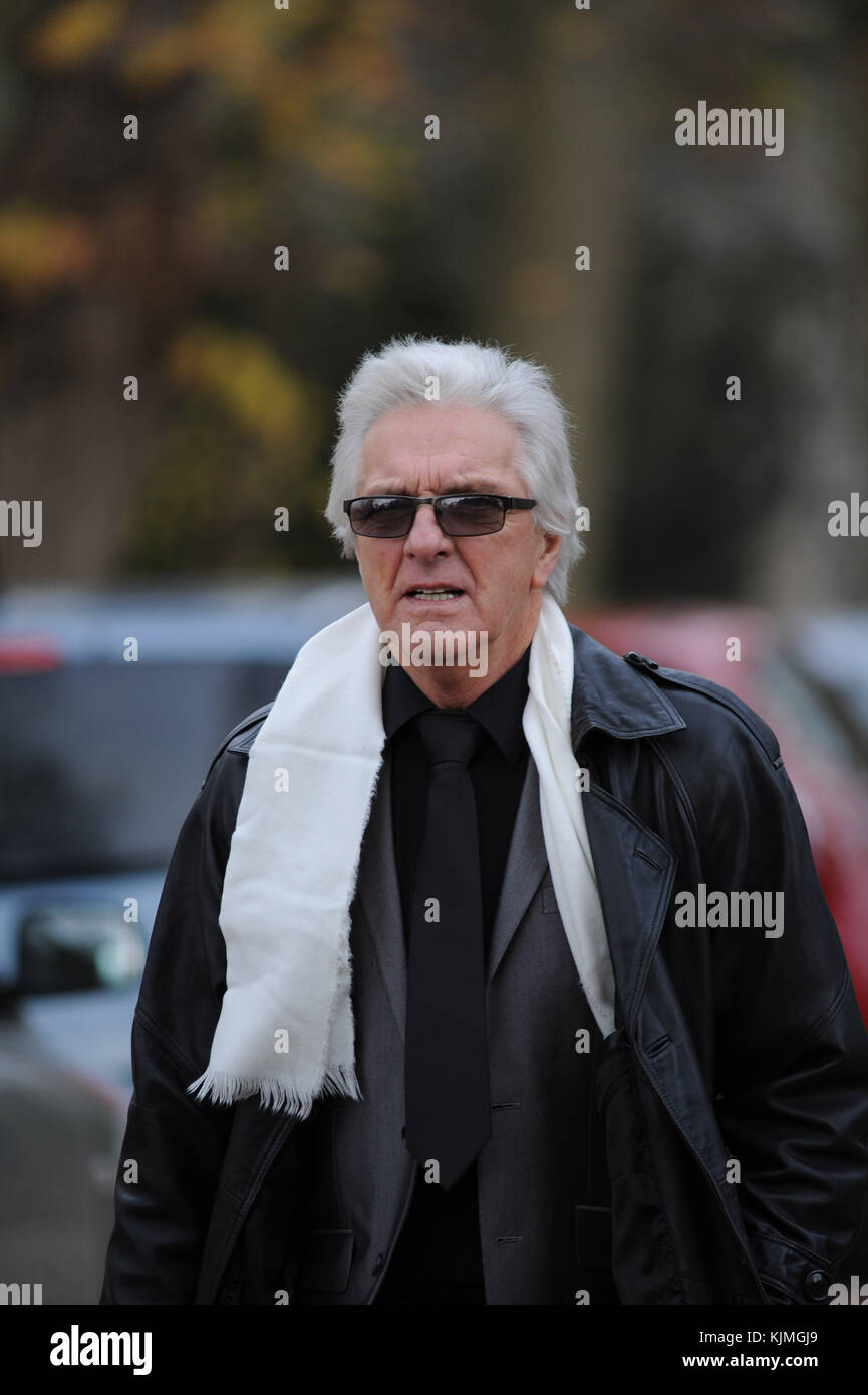 Robin Colvill, membre de Grumbleweeds, aux funérailles de Bobby Knutt à l'église Wentworth, près de Rotherham, dans le Yorkshire du Sud, au Royaume-Uni. Banque D'Images