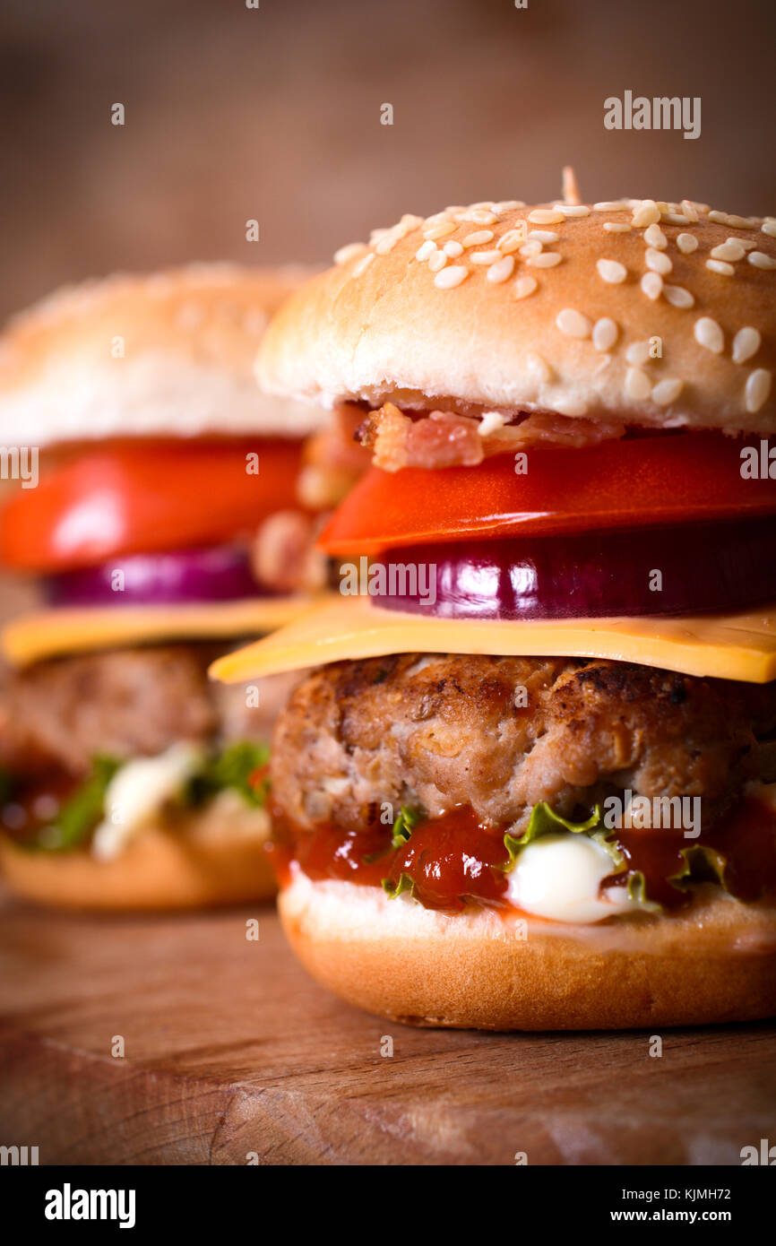 Cose jusqu'à burger de boeuf avec fromage et légumes, selective focus Banque D'Images
