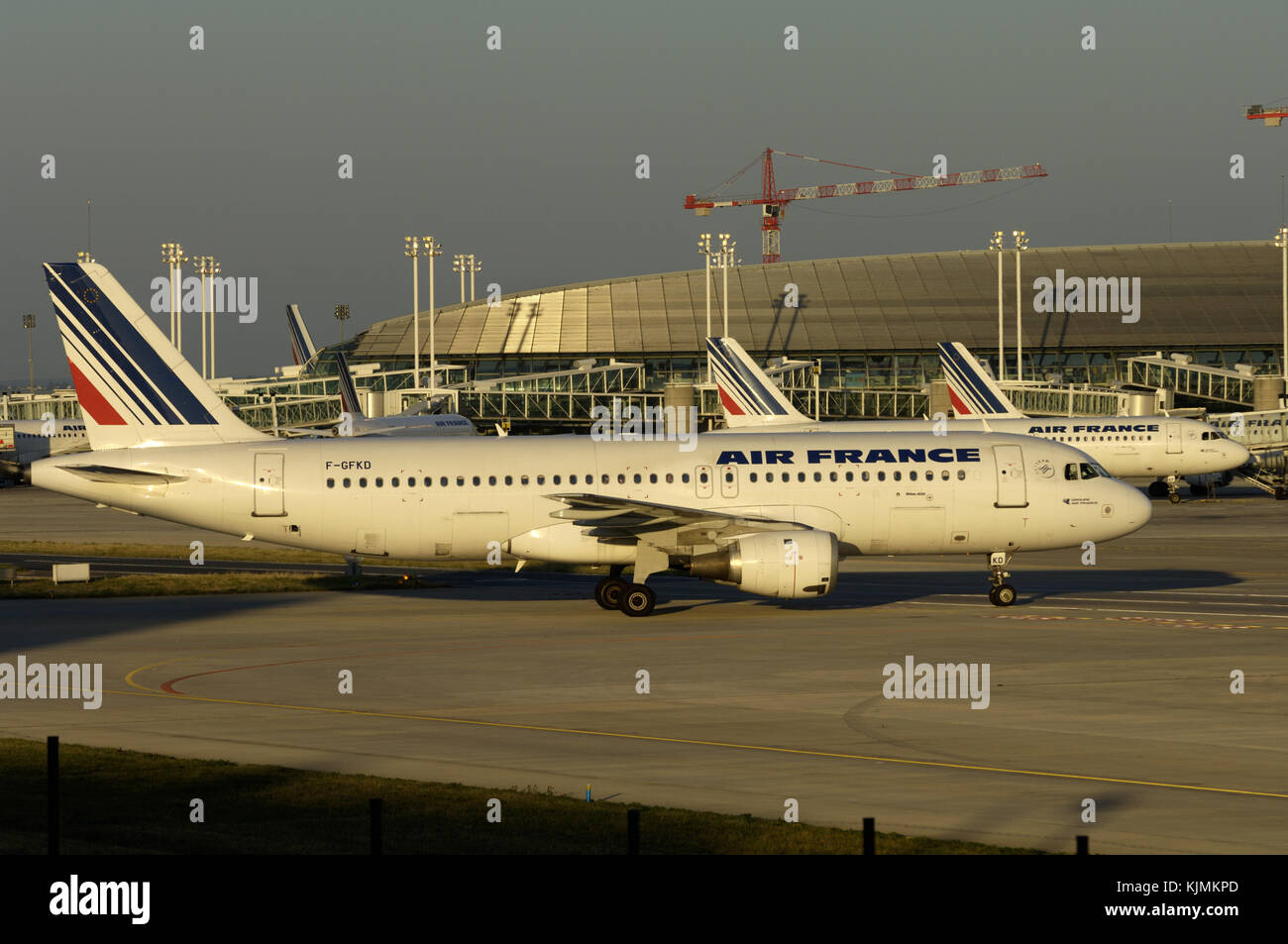 La circulation au sol sur une voie de circulation avec Air France avions garé au terminal2 avec les grues de construction derrière Banque D'Images