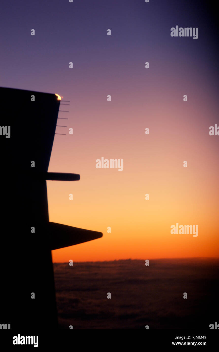 L'aile, et le carburant de bord inférieur du tuyau d'évent d'un Boeing 767-33A RE, avec un fond orange coucher de ciel au-dessus de la Méditerranée orientale. Banque D'Images