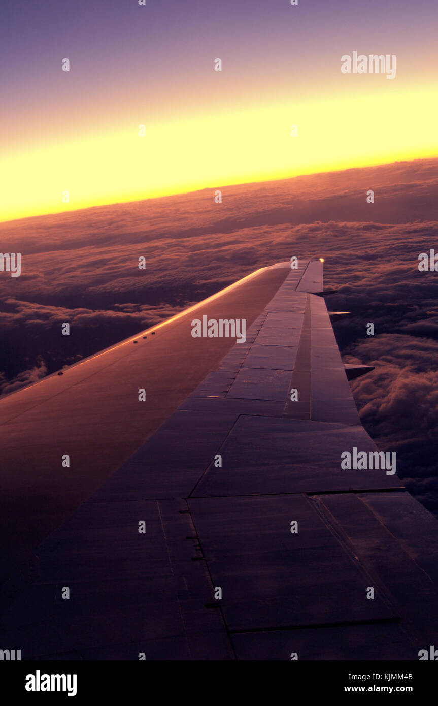 L'aile, et le carburant de bord inférieur du tuyau d'évent d'un Boeing 767-33A RE, et l'arrière-plan d'une orange après-glow du ciel après le coucher du soleil en route à travers l'easte Banque D'Images