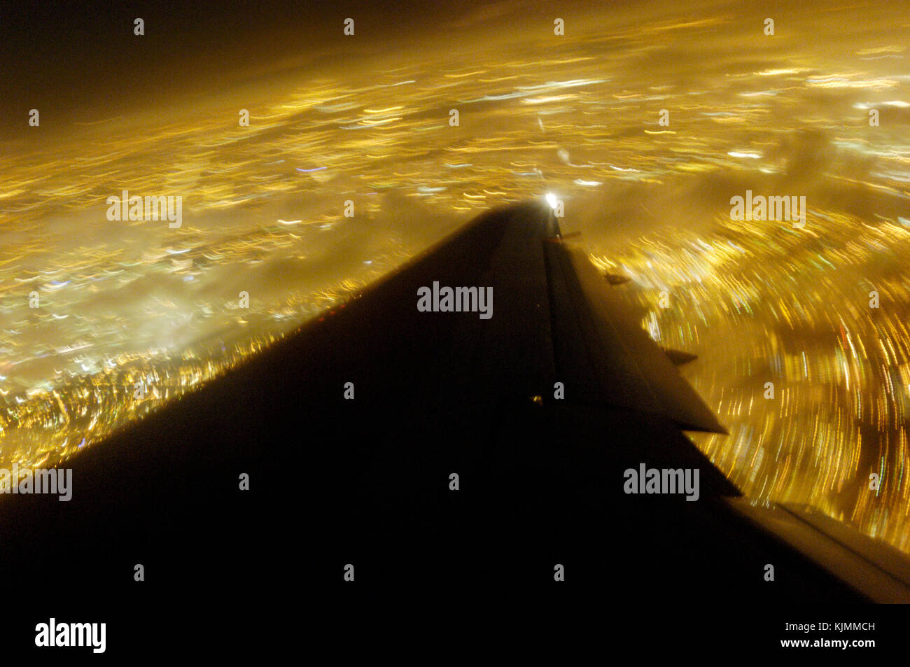 Au cours de l'aile B767 centre de Londres sur des feux à l'approche finale à Heathrow, nuit motion image floue Banque D'Images