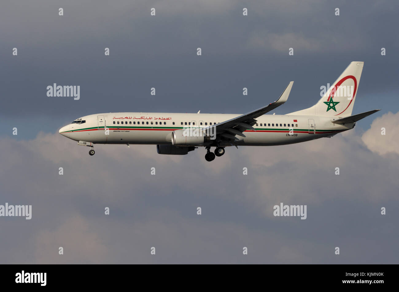 RAM Royal Air Maroc Boeing 737-800 sur final-approche avec des nuages gris Banque D'Images