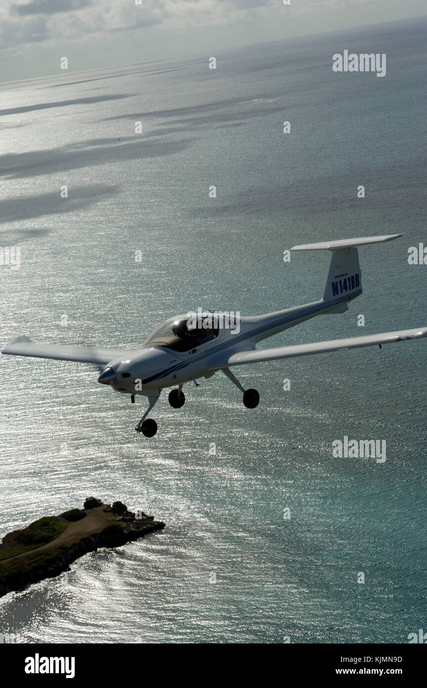 Un Diamond DA20-C1 Eclipse survolant la Saint Croix, USA USVI littoral Banque D'Images