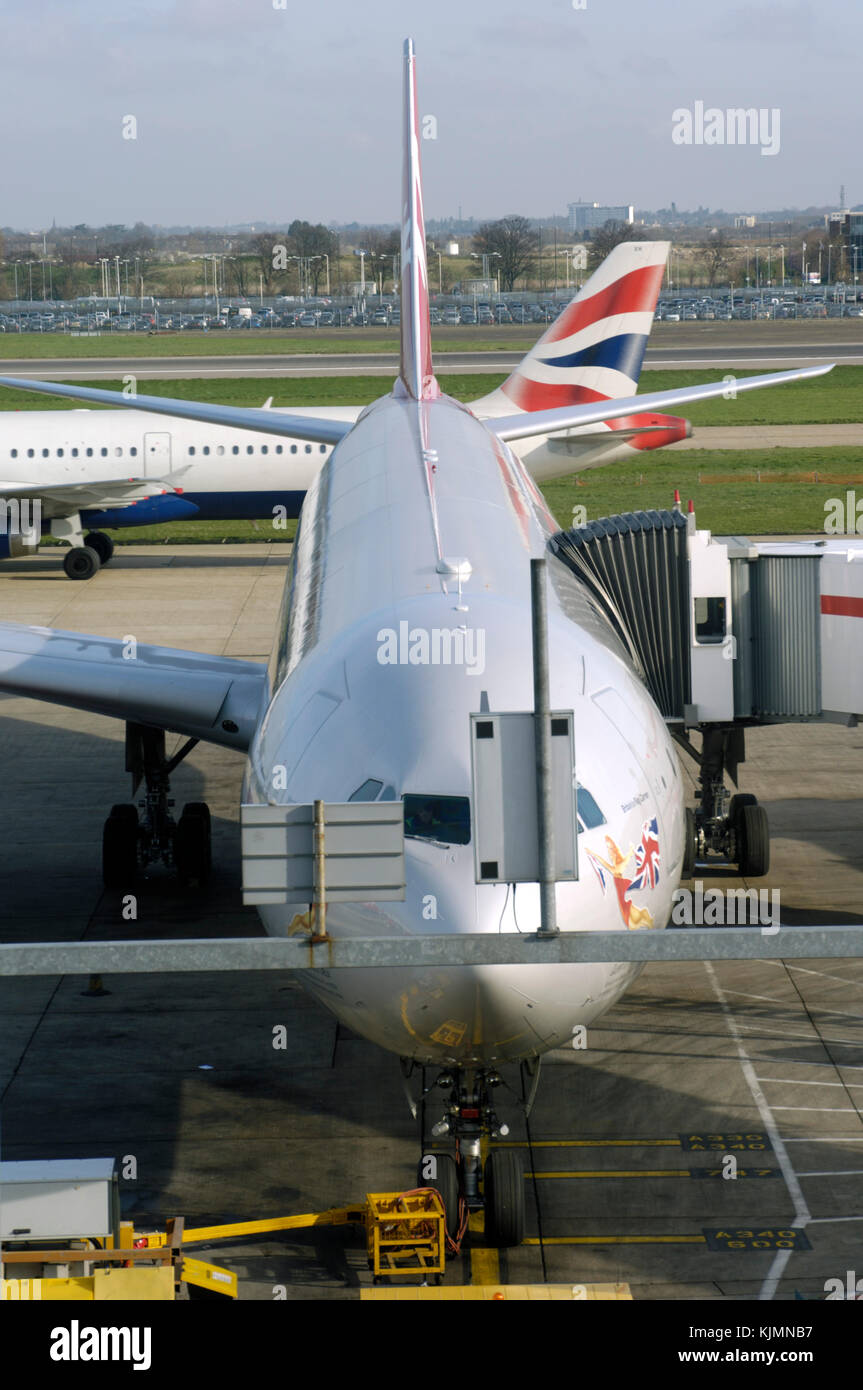 Virgin Atlantic Airways Airbus A340-600 stationné à la porte à la borne3 avec British Airways A321-200 il roulait derrière Banque D'Images