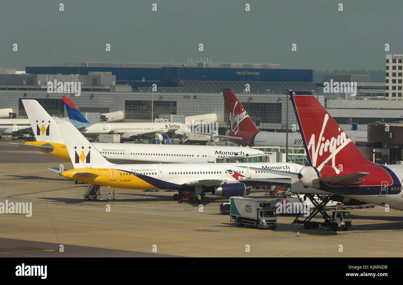 Un monarque Boeing 757-200 et Airbus A300 avec deux Virgin Atlantic 747-400 s avec un camion garé sur OCS restauration le Terminal Sud, un Delta Air Lines 767 Banque D'Images