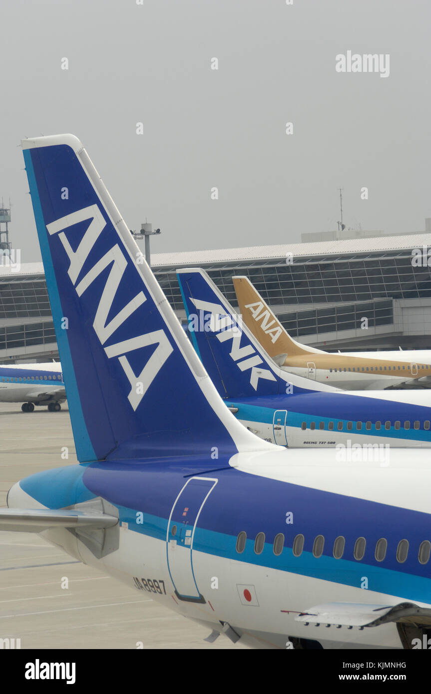 Les nageoires de la queue d'un ANA All Nippon Airways Airbus A320-200, Boeing 737 et un 737 ANK parqué sur le terminal et le roulage derrière Banque D'Images