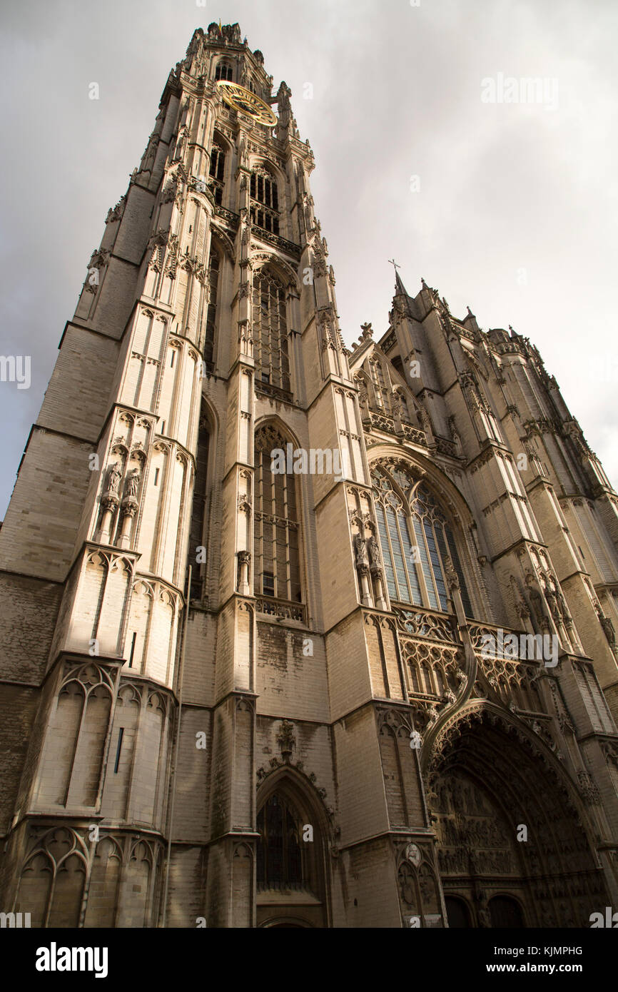 Façade de la cathédrale de Notre Dame (Onze-Lieve-Vrouwekathedraal) à Anvers, Belgique. Banque D'Images