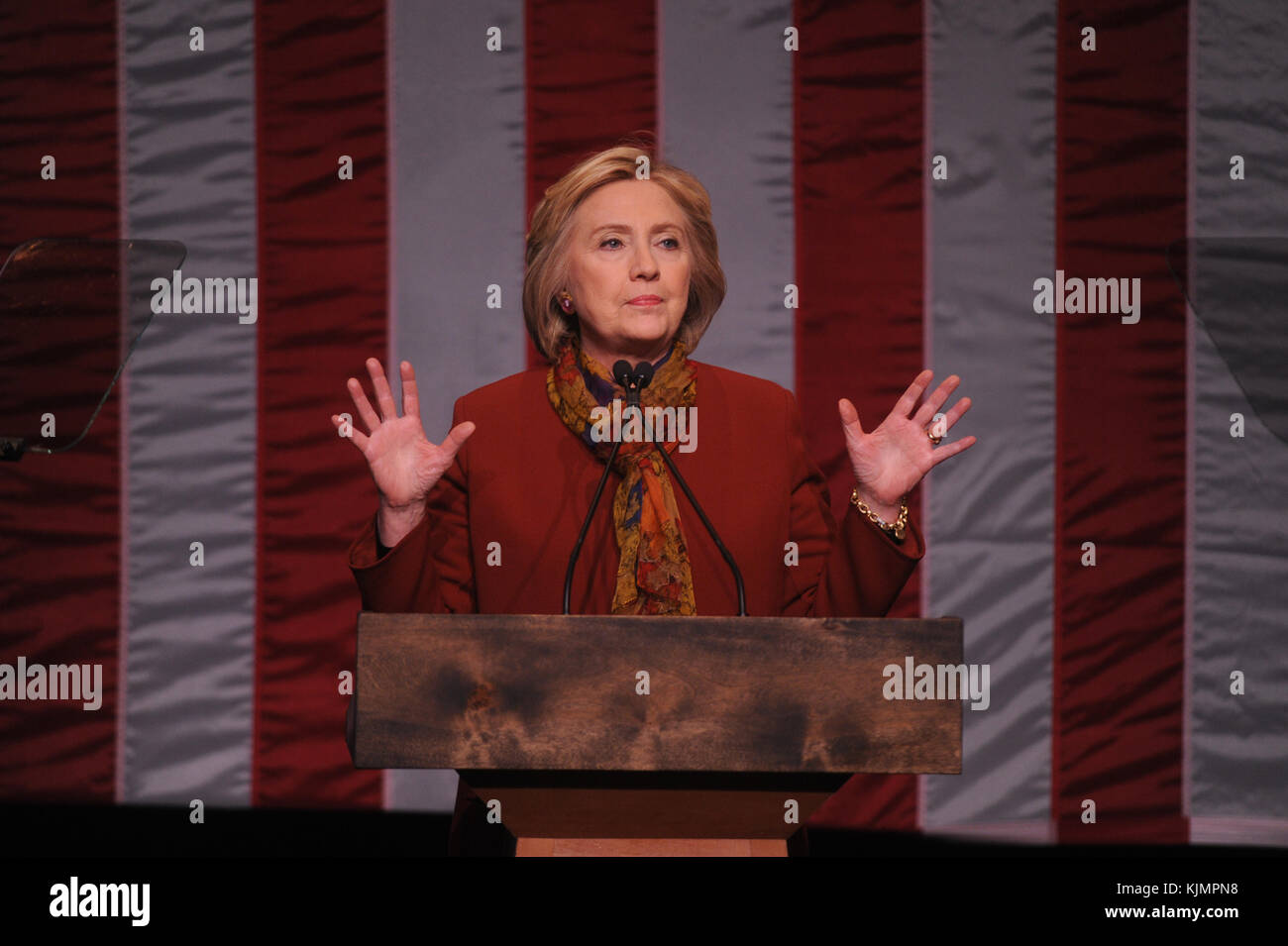 NEW YORK, NY - 16 Février : le candidat démocrate et l'ancien secrétaire d'Etat américaine Hillary Clinton (R) écoute l'Rempl. Charlie Rangel (D-NY13) introduit à l'Schomburg Center for Research in Black Culture le 16 février 2016 à New York. Clinton est l'espoir de gagner le prochain en Caroline du Sud et du Nevada Personnes primaires : Hillary Clinton Banque D'Images