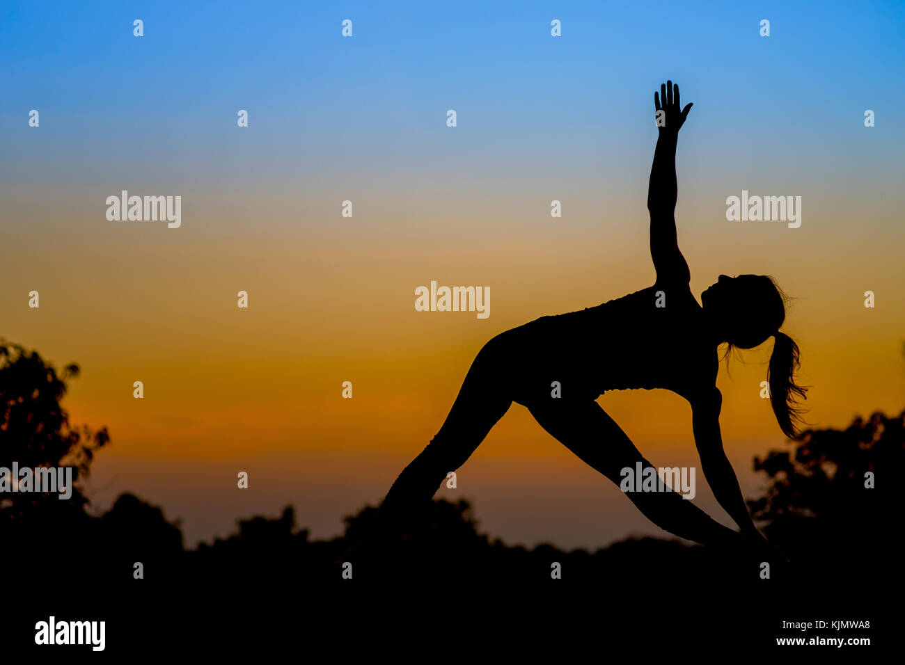Silhouette D'une Femme Devant Le Coucher De Soleil Banque d'image et