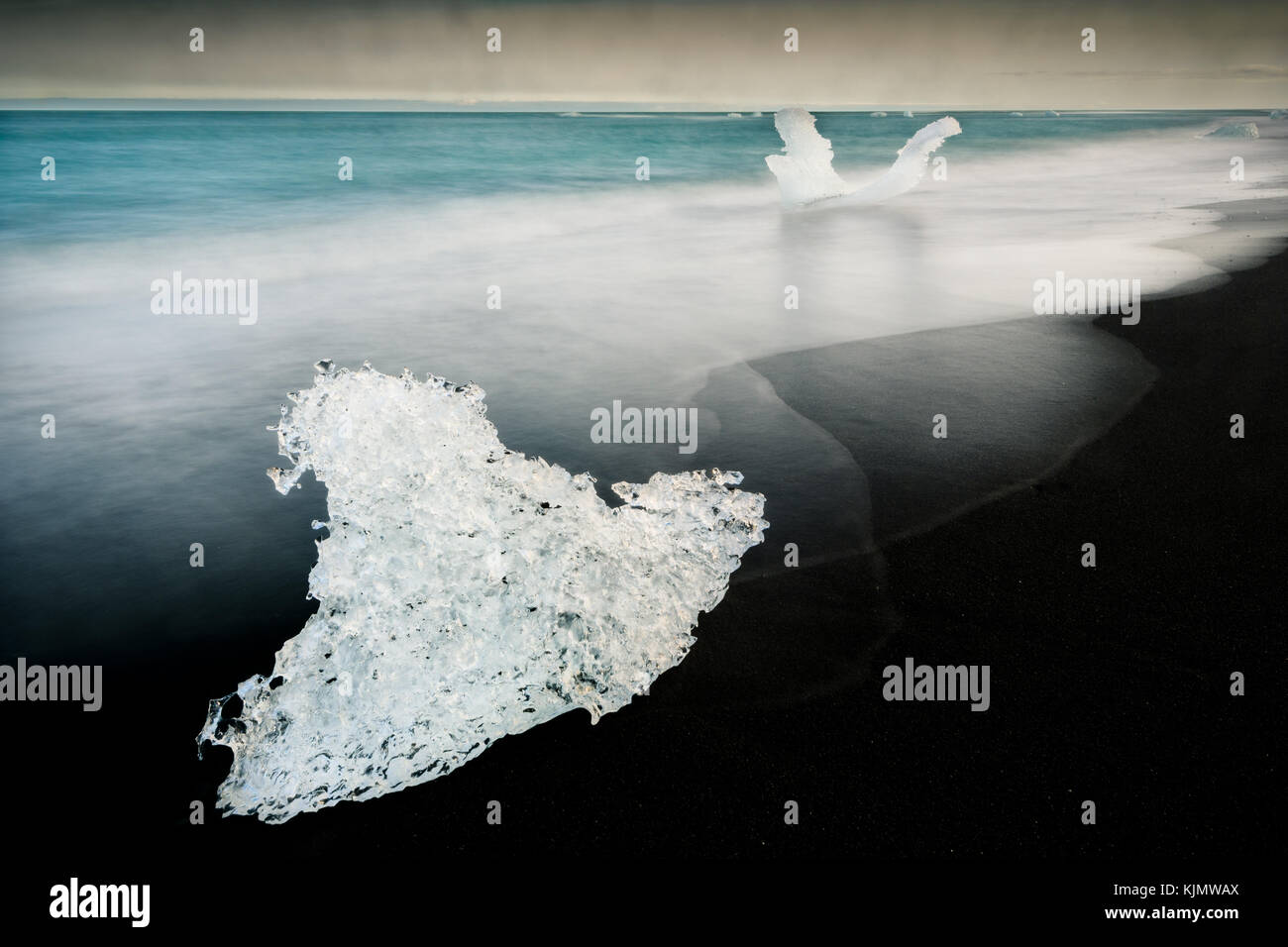 Des morceaux de glace à la plage du Diamant en Islande. Banque D'Images Des morceaux de glace à la plage du Diamant en Islande. Banque D'Images